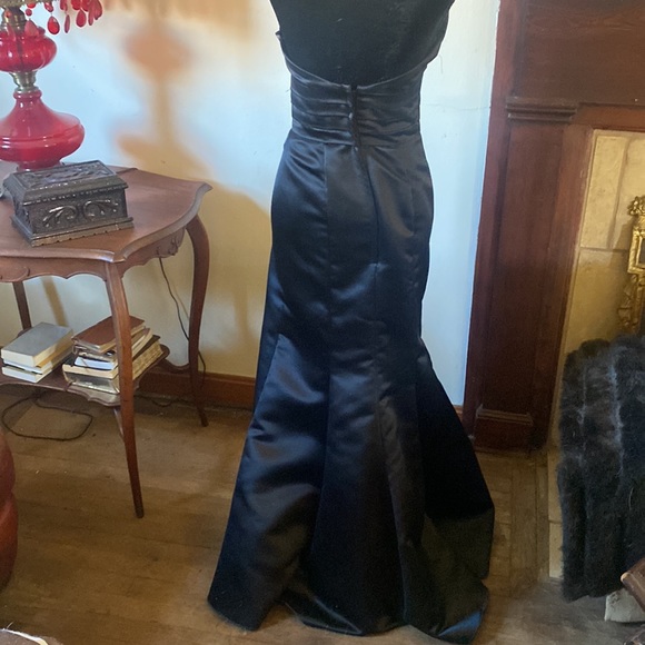 🦊 Jessica McClintock deep black satin halter gown. - Picture 7 of 8
